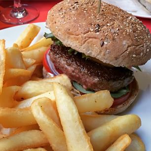  Arrivé à Toulouse. On commence par un hamburger au foie gras... Pas mal du tout. 