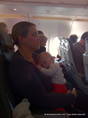 apres plusieurs vols en avion notre bebe de 6 mois s'endort pendant les decollages