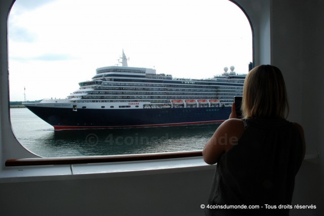 Avant le départ du Queen Mary 2 sur notre balcon on croise le Queen Elisabeth