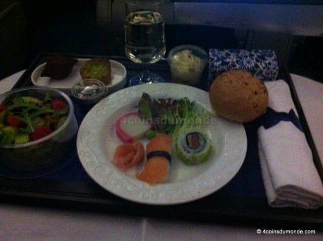 Enceinte pas facile le repas en avion. Poisson cru interdit, alors pas de sushis !