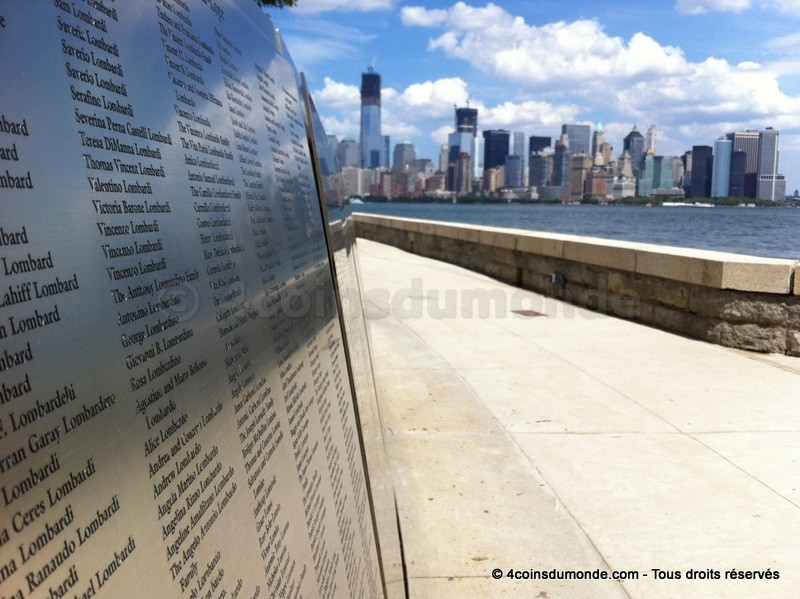 La vue sur le mur de noms et Manhattan depuis Ellis Island