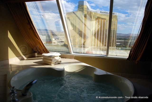 La vue depuis le jacuzzi dans la chambre Hotel Luxor Las Vegas
