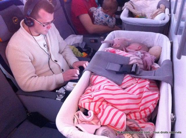 avec la nacelle du bebe il n'y a plus beaucoup de place pour nous dans l'avion