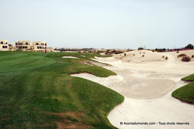"L'avantage" d'un golf dans le désert c'est que le sable ne manque pas pour faire des grands bunkers...