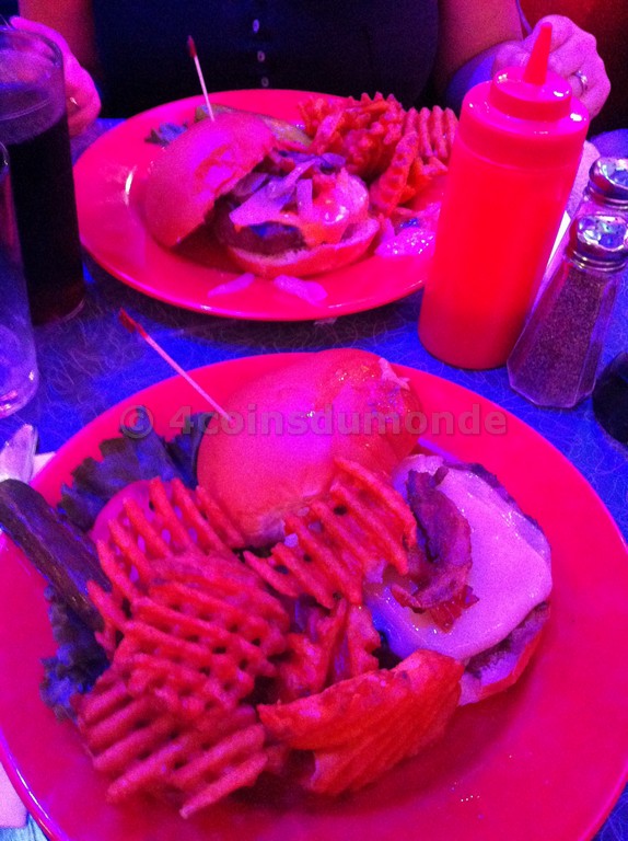 Un bon restaurant sur Broadway avec l'ambiance en plus ! Un bon restaurant sur Broadway avec l'ambiance en plus !