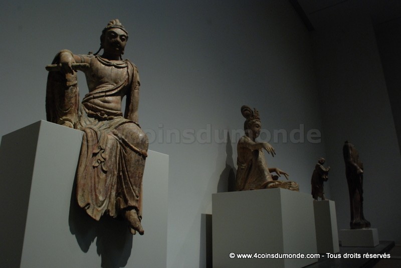 De magnifiques statues dans plusieurs salles du musée