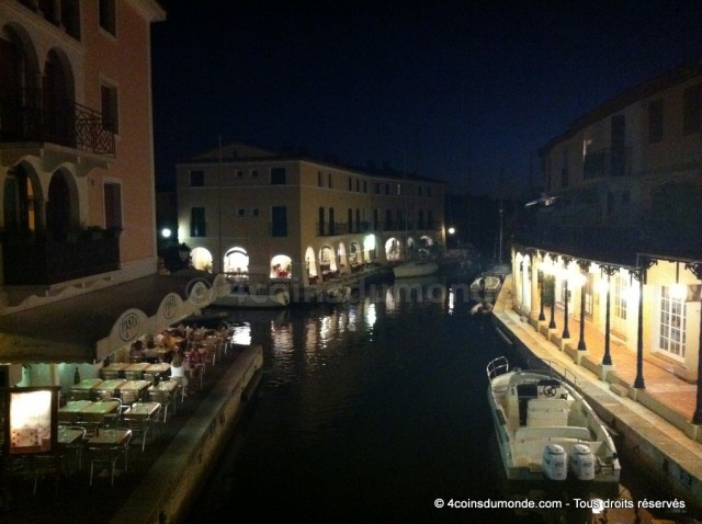 un des ponts de port grimaud donne l'impression d'etre a Venise