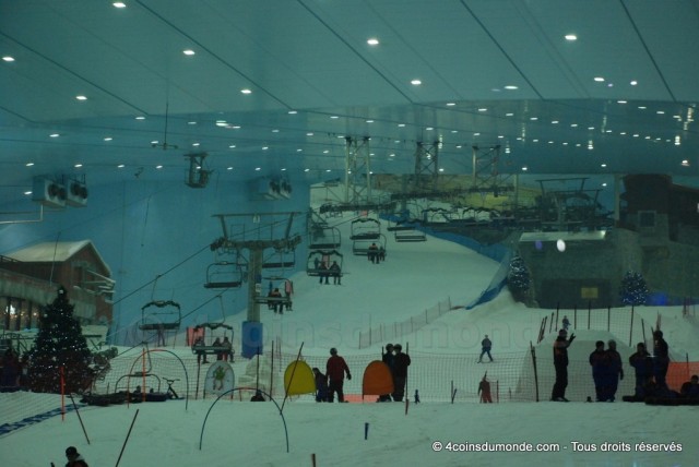 Vue sur les pistes de ski de Ski Dubaï depuis le restaurant à l'étage