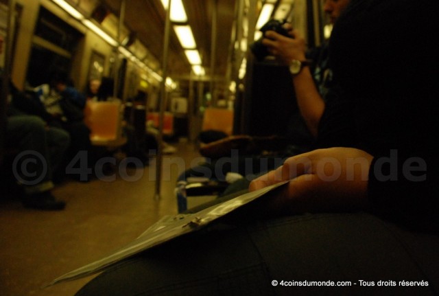 Le métro à New York est tout à fait sûr en famille avec des enfants Le métro à New York est tout à fait sûr en famille avec des enfants