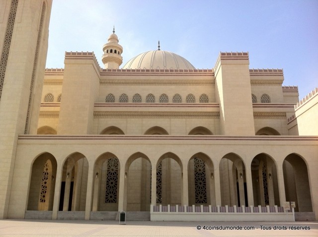 L'entrée de la grande mosquée de Bahreïn est gratuite pour tous.