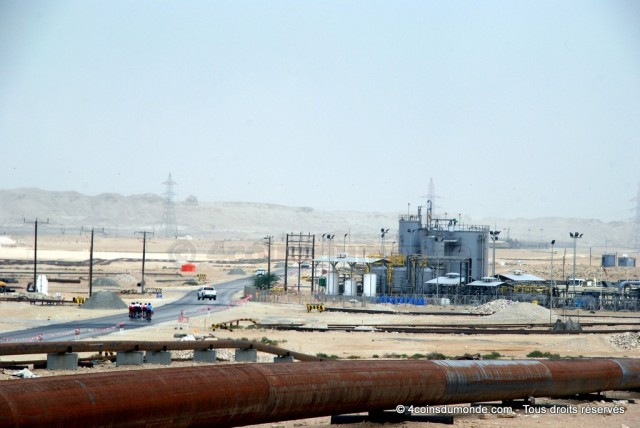 En plein désert au milieu des champs de pétrole... des cyclistes (en bas à gauche)