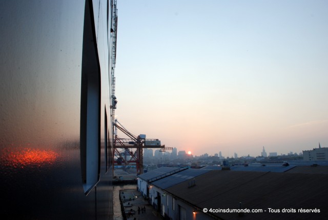 Vue depuis notre balcon du QM2 dans le port de New York, prêts pour débarquer
